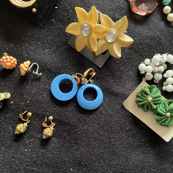 Vintage 51 Piece Bag of Jewelry “Bag A” - Picture 6 of 7